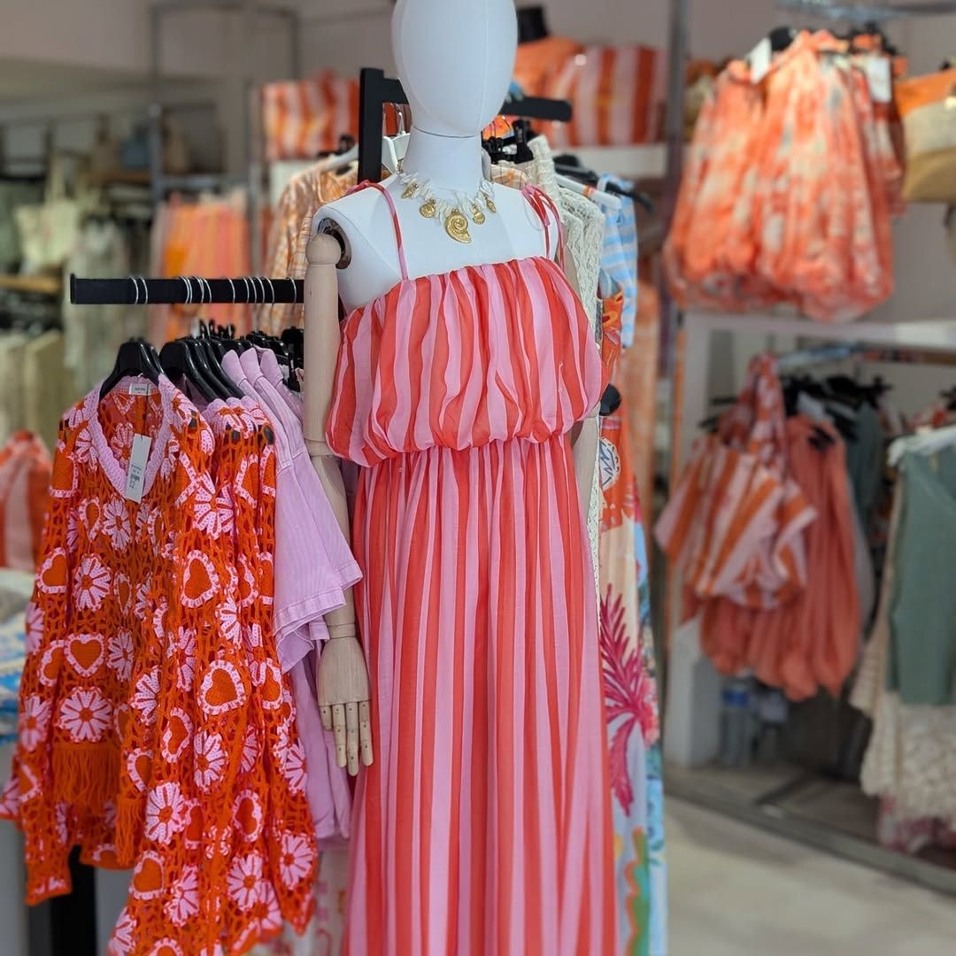 Robe longue rayée rose et corail dans la boutique KW Collection à Nice
