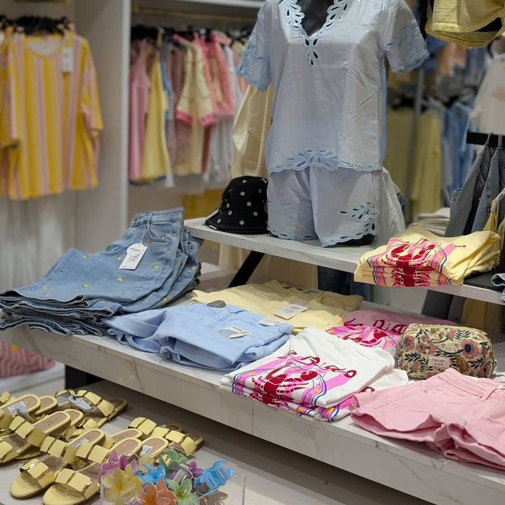 Jeans et ensembles d’été dans la boutique