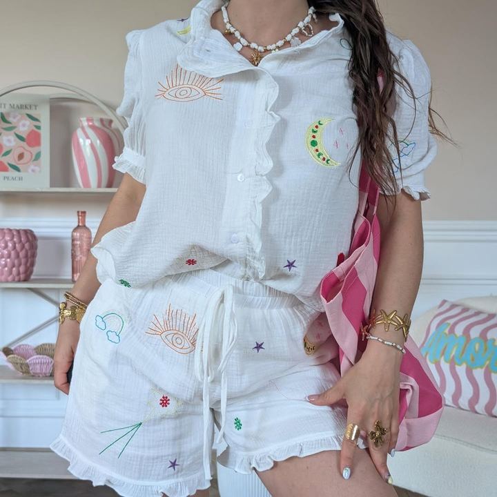 Ensemble blanc brodé présenté en boutique