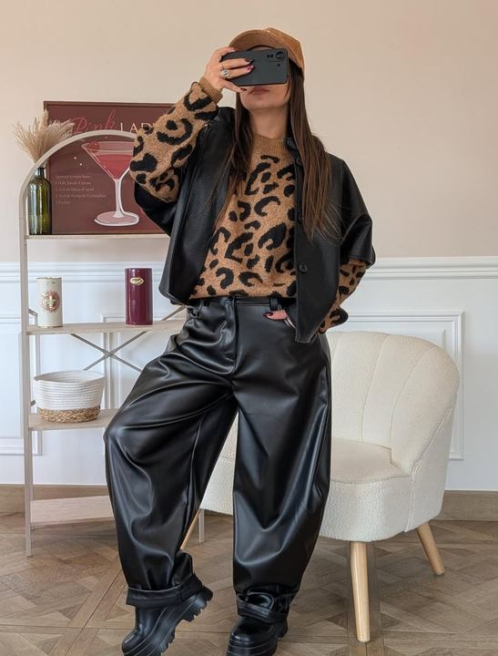 Pull léopard associé à un pantalon en simili-cuir noir