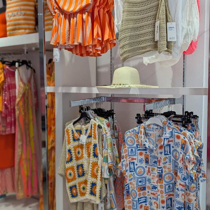 Rayon été avec chemises imprimées et chapeau de paille
