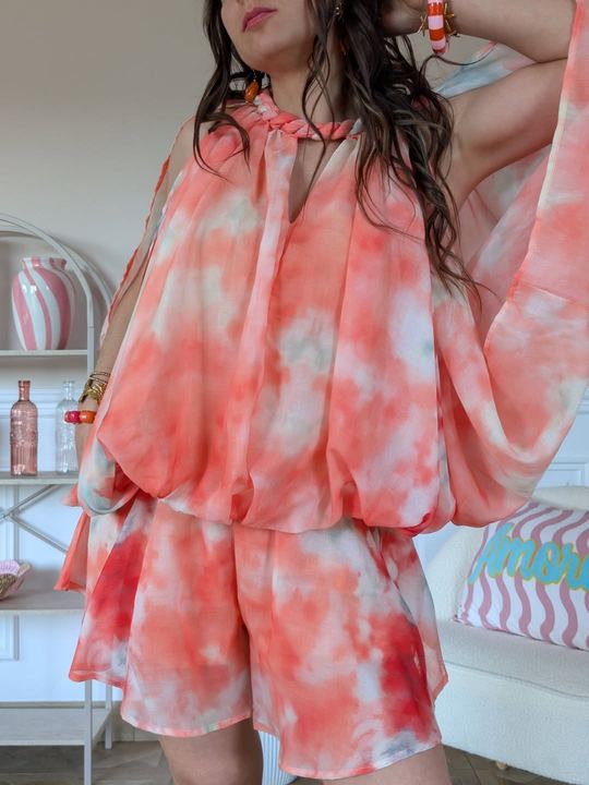 Ensemble tie-dye corail présenté en boutique