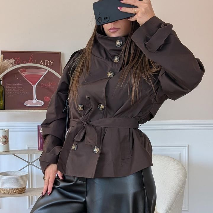 Trench marron ceinturé présenté en boutique