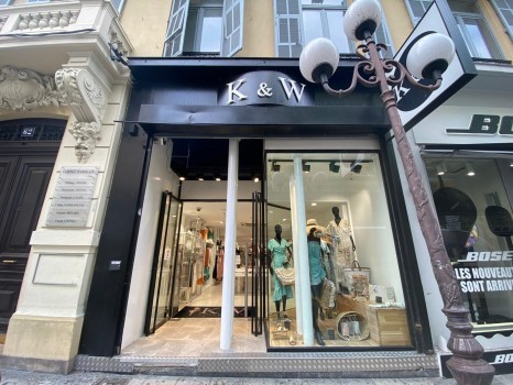 Façade noire du magasin K&W, rue Gioffredo à Nice